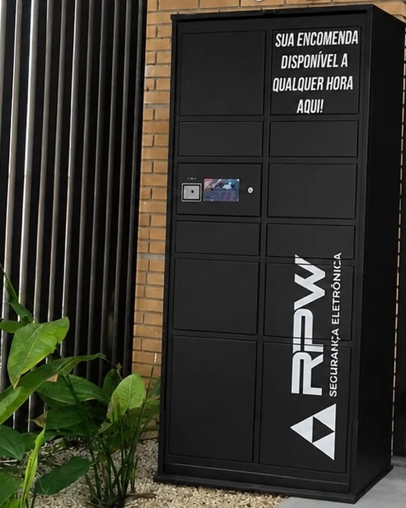 Armário inteligente instalado na área comum de um condomínio